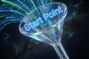 어두운 배경 위에 놓인 3D 유리 깔때기로, 빛나는 데이터 흐름이 넓은 상단으로 유입되며 시작점이라는